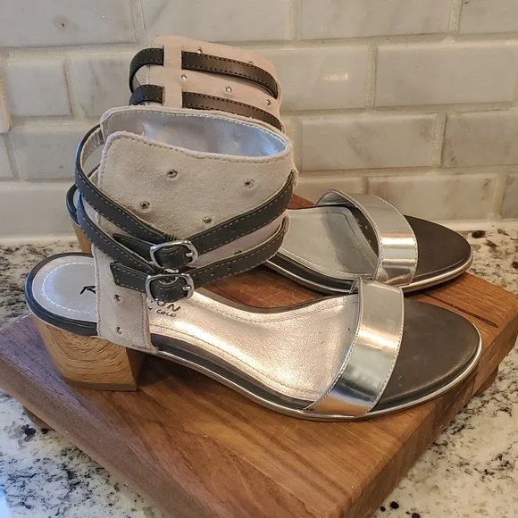 Women's Kenneth Cole Reaction Silver Sandals - Picture 2 of 8